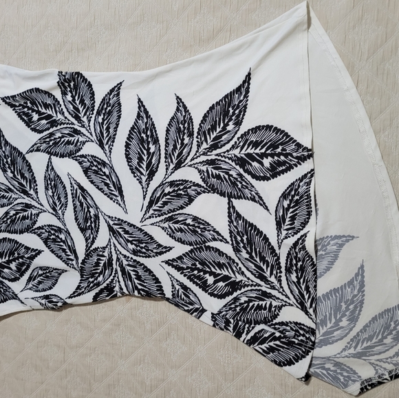 Le Chateau white top with black floral design and silver side buckle, XXS - Picture 4 of 5